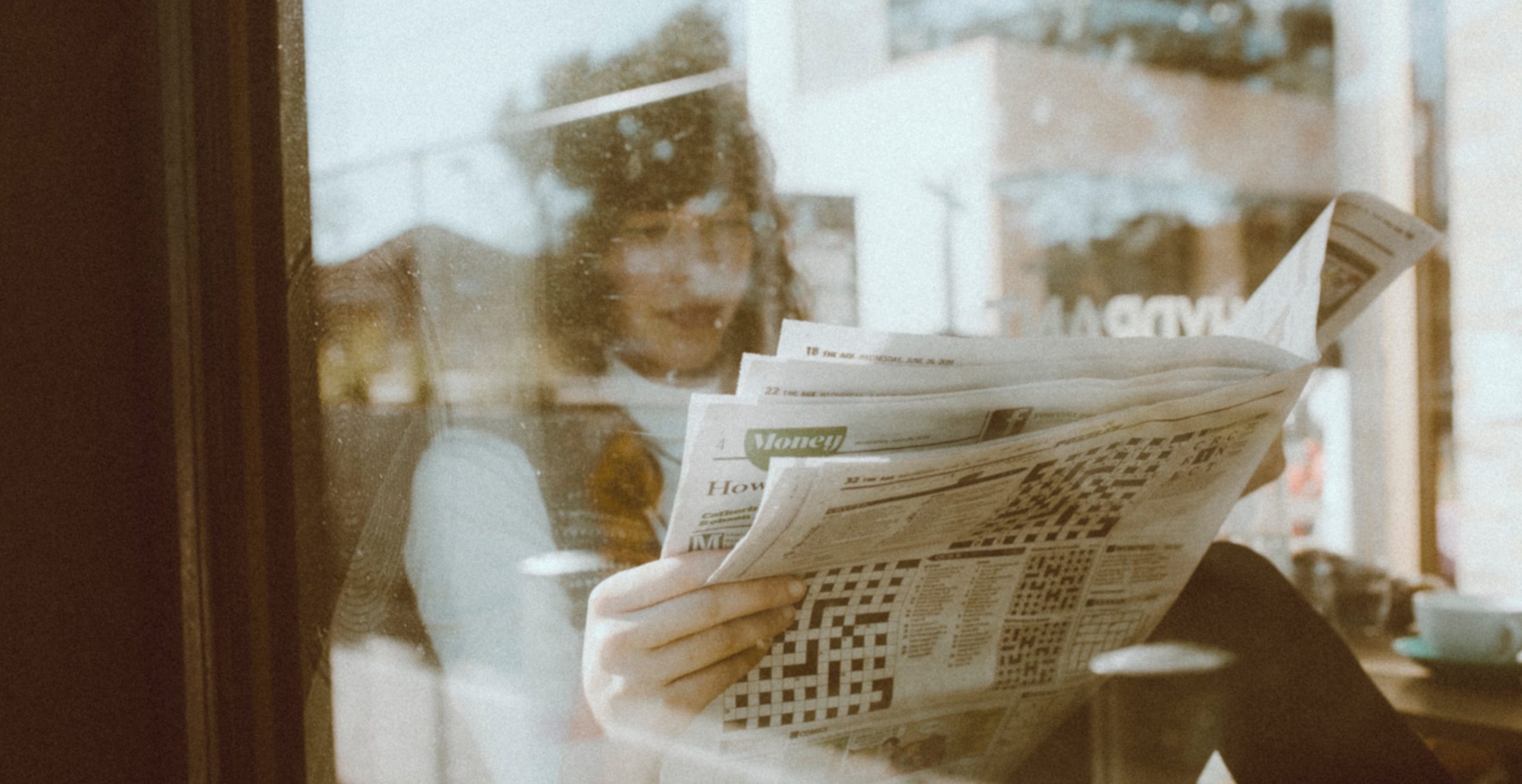 Local newspapers. Читает газету. Женщина читает газету. Ребенок читает газету. Гифка читает газету.